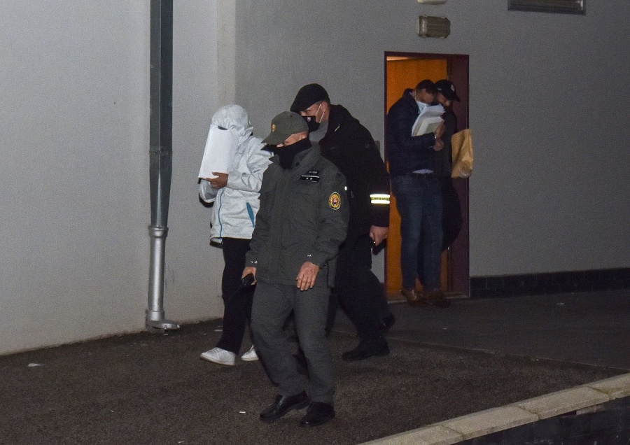 Policajná eskorta takto odvážala obvinených bývalú podpredsedníčku Najvyššieho súdu SR Jarmilu Urbancovú (vľavo) a bývalého predsedu Okresného súdu Bratislava III Davida Lindtnera (vpravo) po pojednávaní na Špecializovanom trestnom súde v Pezinku (ŠTS). | Nový Čas Policajná eskorta takto odvážala