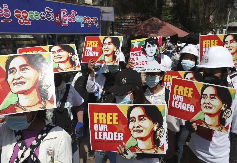 Protesty v Mjanmarsku neutíchajú.