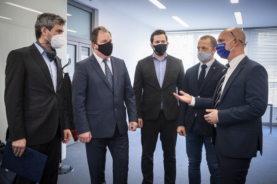 Zľava štátny tajomník Ministerstva školstva, vedy, výskumu a športu SR Ľudovít Paulis, prezident Slovenskej rektorskej konferencie Rudolf Kropil, predseda Študentskej rady vysokých škôl Filip Šuran a predseda Rady vysokých škôl Martin Putala