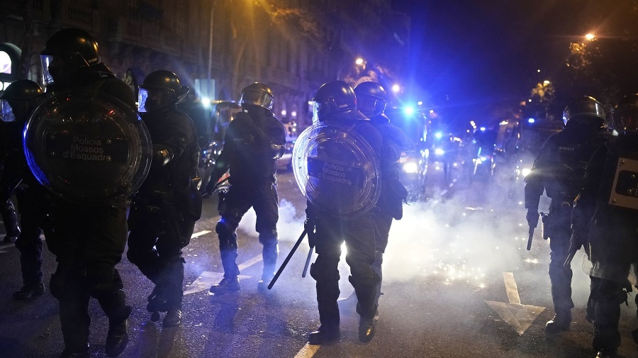 Polícia zadržala ďalších najmenej 11 osôb vrátane troch maloletých.