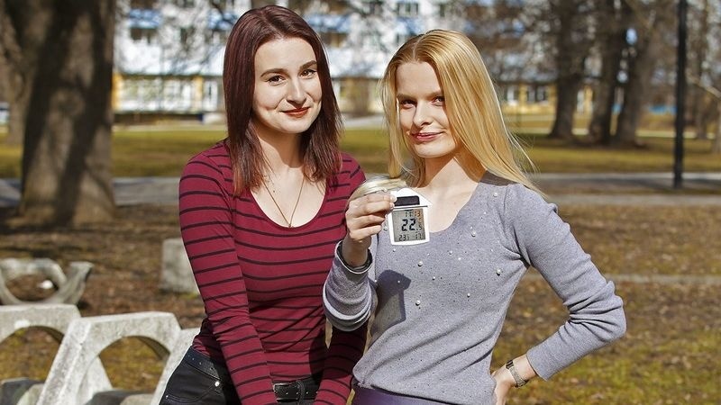 Monika (20, vľavo) a