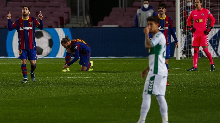 Messi (vľavo) oslavuje svoj