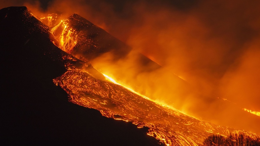 Sopka Etna opäť chrlila