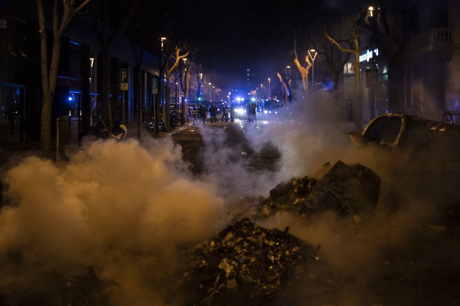 Protestujúci hádzali do policajtov