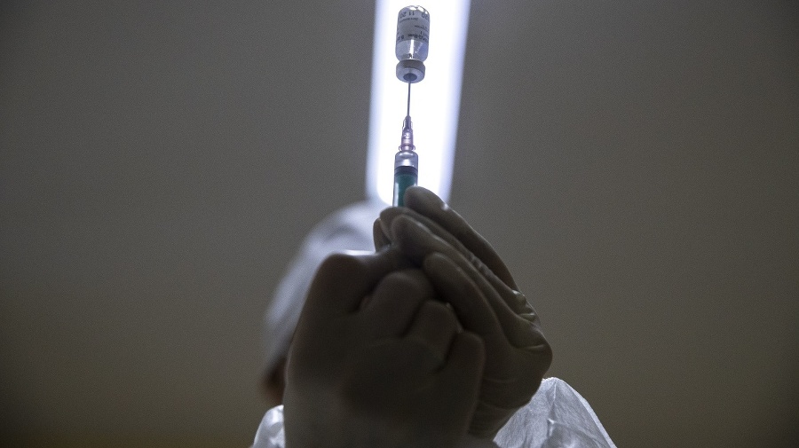 Ruský lekár naťahuje injekčnou
