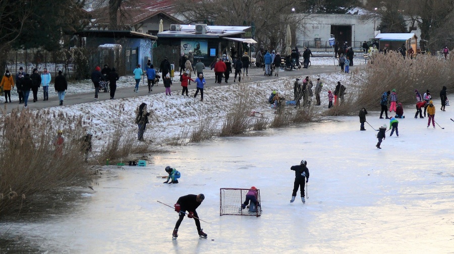 Ľudia na zamrznutom Chorvátskom