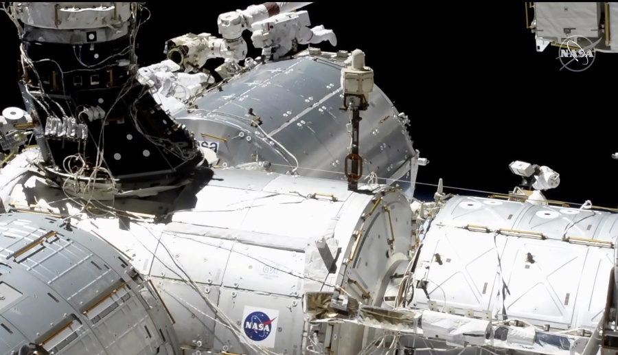 Astronauti pri výstupe do vesmíru nainštalovali anténu na európsky modul ISS.
