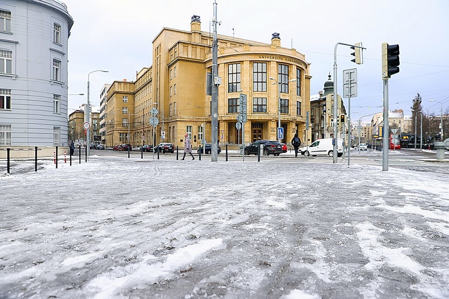 Na šmykľavých chodníkoch došlo