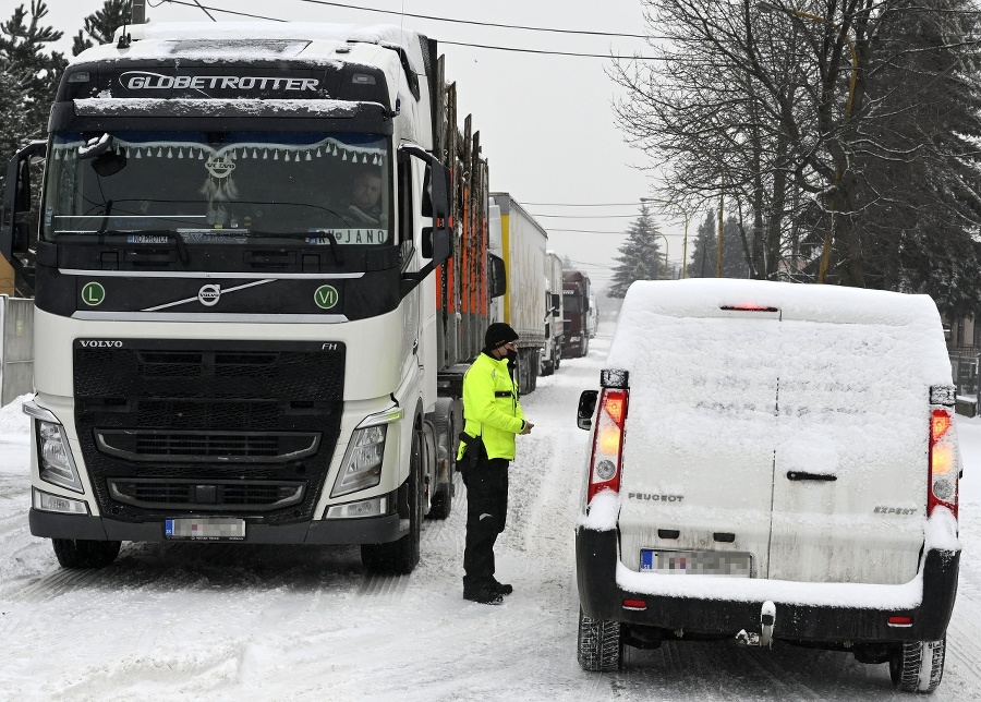 Snehová kalamita komplikuje dopravu