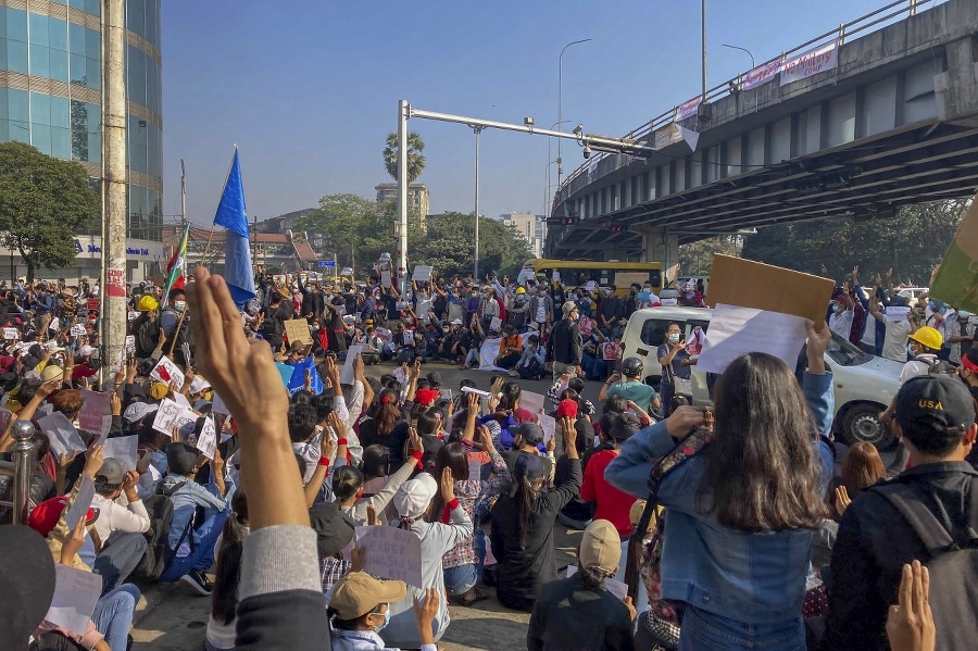 Protesty pokračujú.