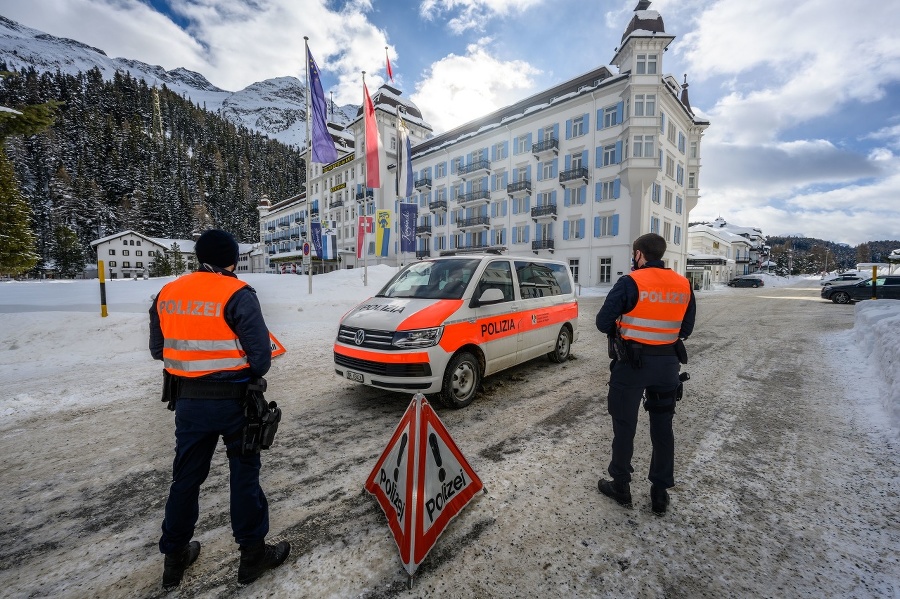 Policajná hliadka pred vchodom