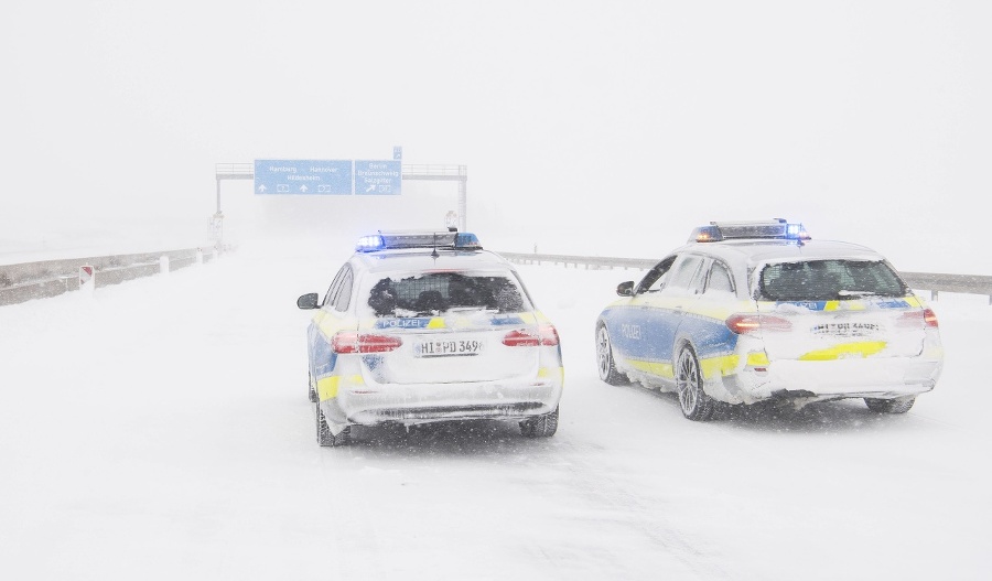 Policajné autá na diaľnici