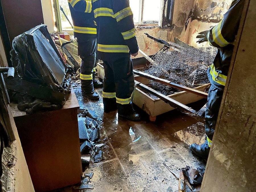 Takto byt, v ktorom žila mladá rodinka, zničili plamene. 