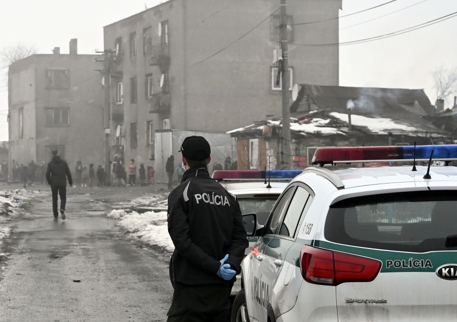 Rómsku osadu strážia policajti.