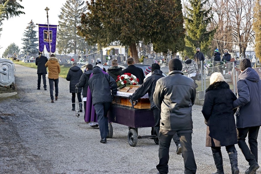 Smútiaci dodržiavali na cintoríne