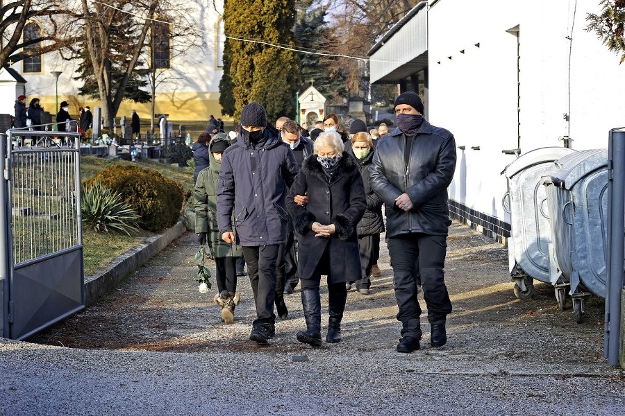 Rodina zorganizovala pohreb len