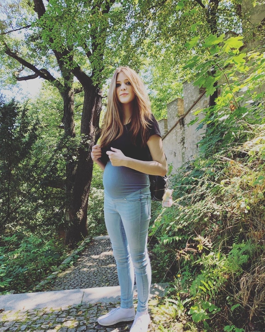 Lucie s tehotenským bruškom.