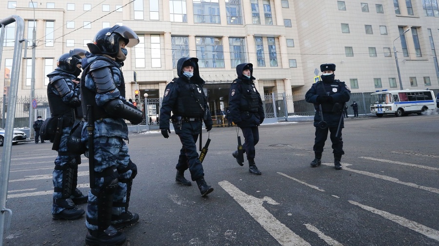 Policajti blokujú budovu súd,