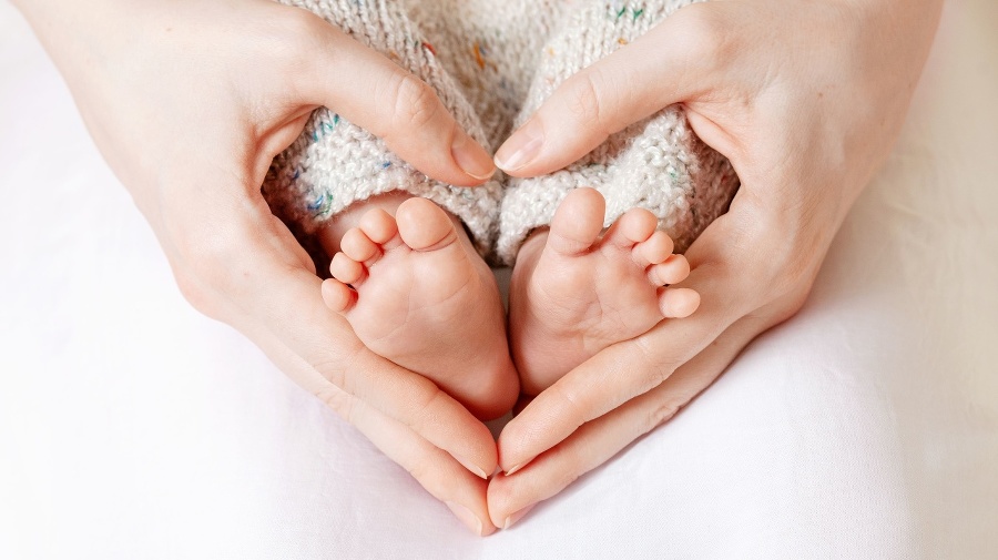 Baby feet in mother