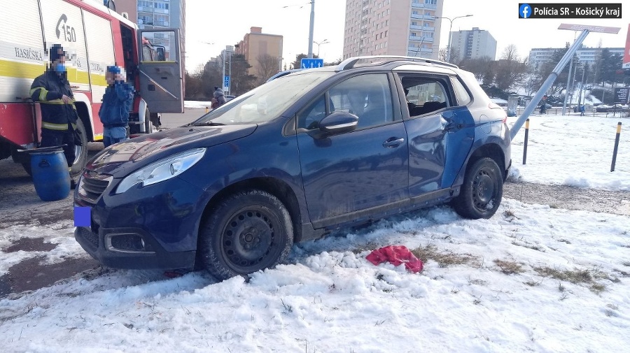 Auto po zrážke odhodilo