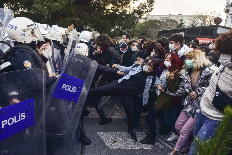 Študenti zákaz porušili a začali protestovať pred sídlom rektora.