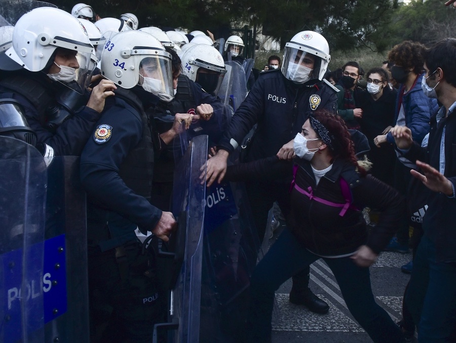 Turecká polícia v spojitosti so študentskými protestmi na Bosporskej univerzite zadržala štrnásť ľudí.