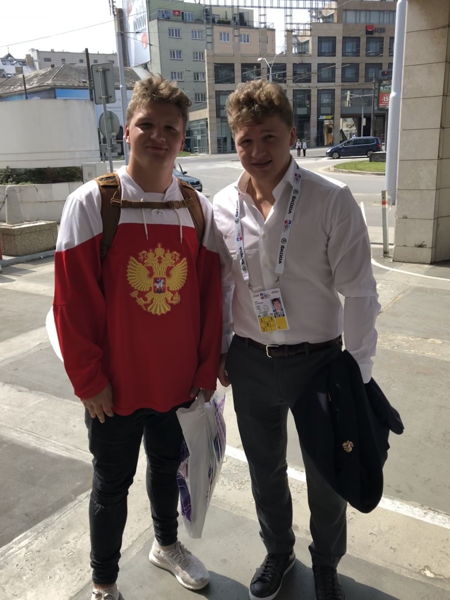 Patrik(vpravo) s ruským hokejistom