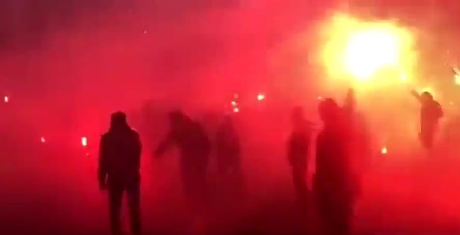 Vandali použili delobuchy a svetlice. 