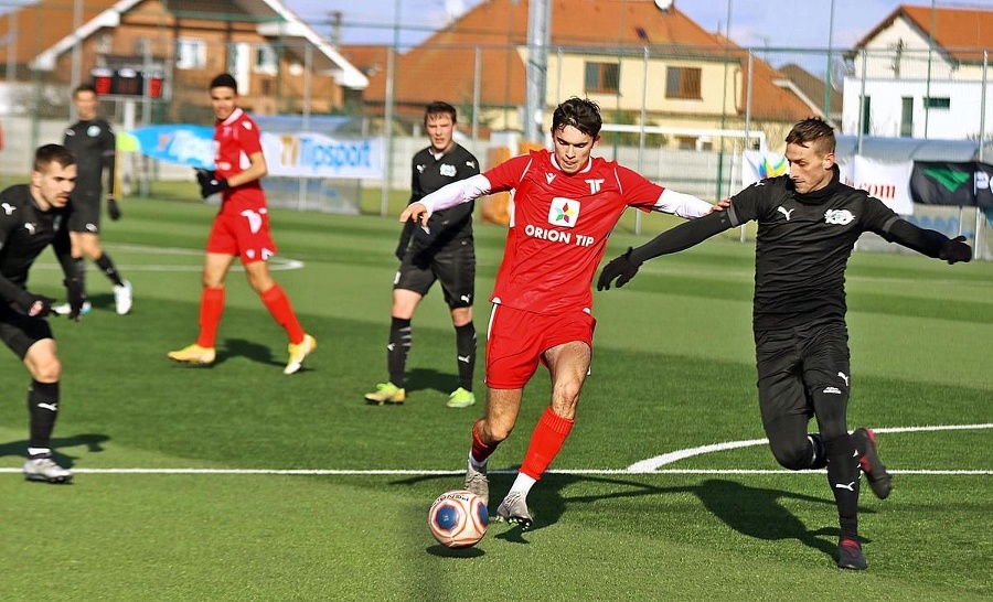 DEBUT: Demitra (s loptou)skóroval za AS