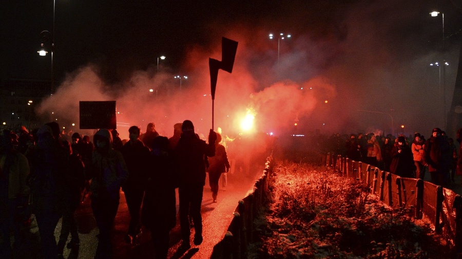 Ľudia protestujúci so svetlicami