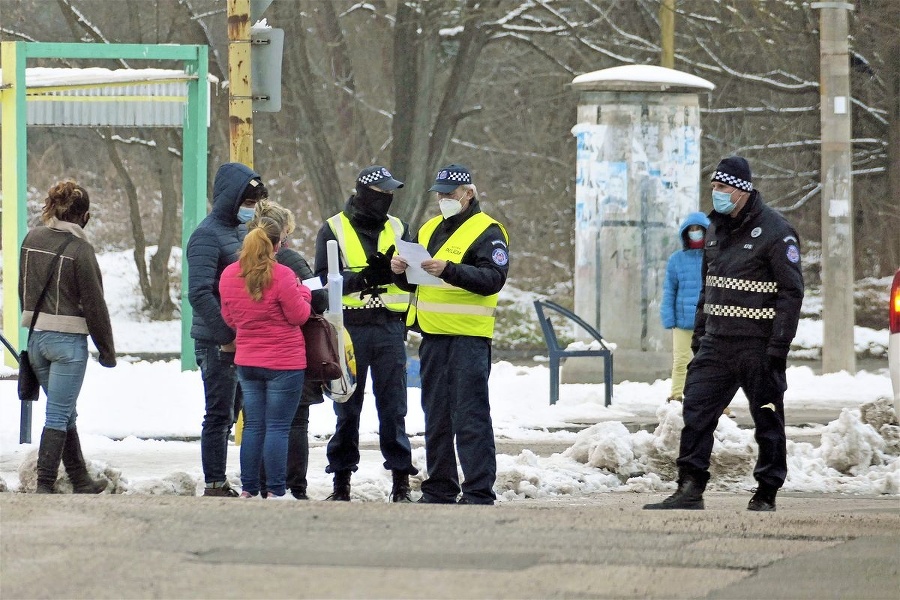 Mestskí policajti kontrolujú každú