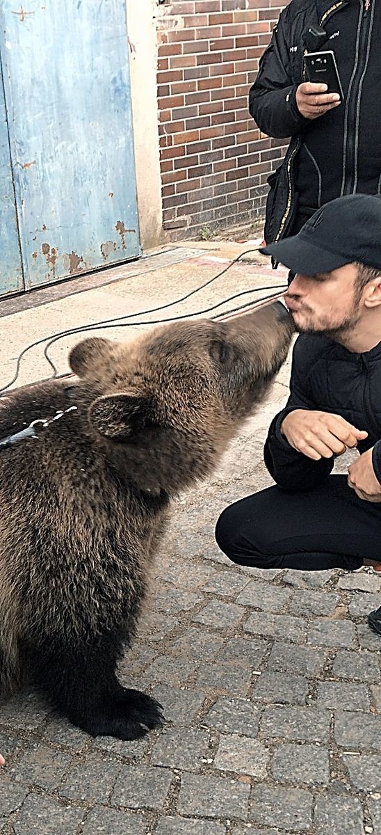Viliam si ešte ako mláďa zahral v známom seriáli v Prahe. Pomaznať sa s mackom spod Tatier prišiel aj Orlando Bloom.