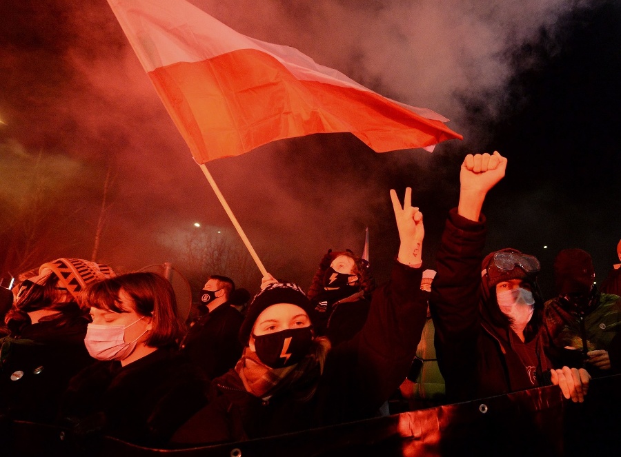 Ľudia v Poľsku protestujú