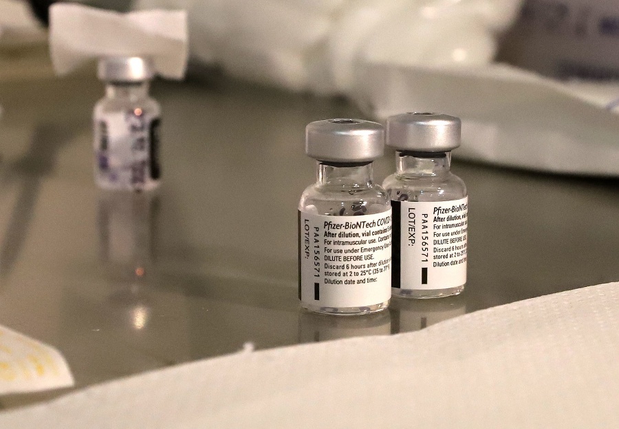 Vakcína Pfizer-BioNTech počas očkovania
