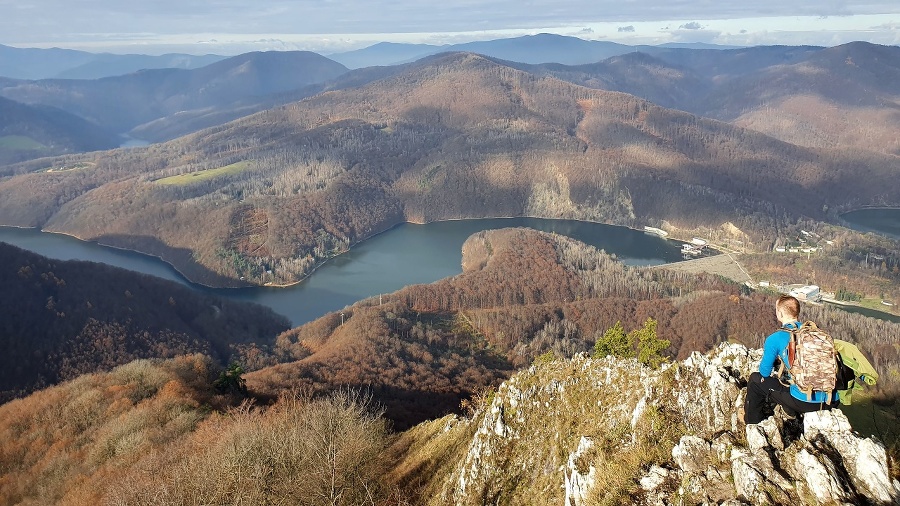 Turista pri výhľade z