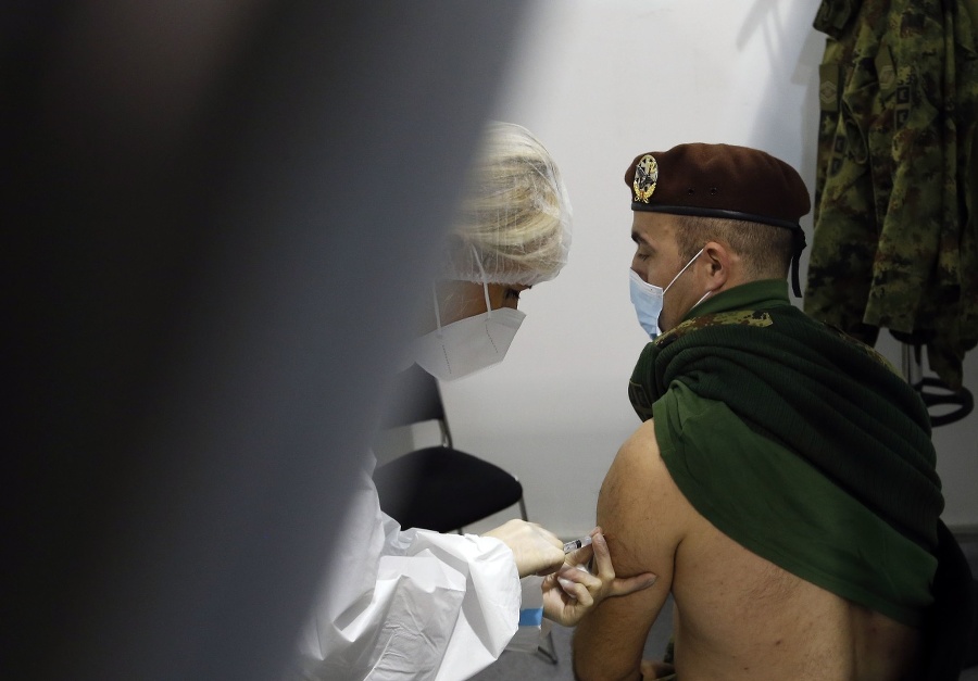Vojak dostáva vakcínu proti