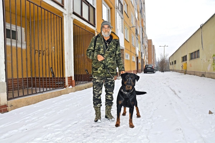 Prvý chovateľ Pavel s Dragonom v januári 2019 pred jeho odobratím tvrdil, že pes je bezproblémový. Opak však tvrdí polícia aj červená známka.