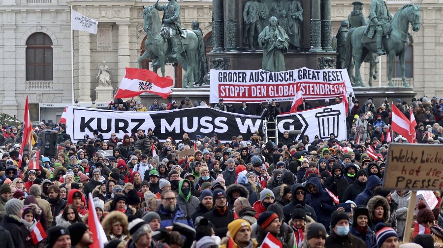 Ľudia protestujúci proti pandemickým