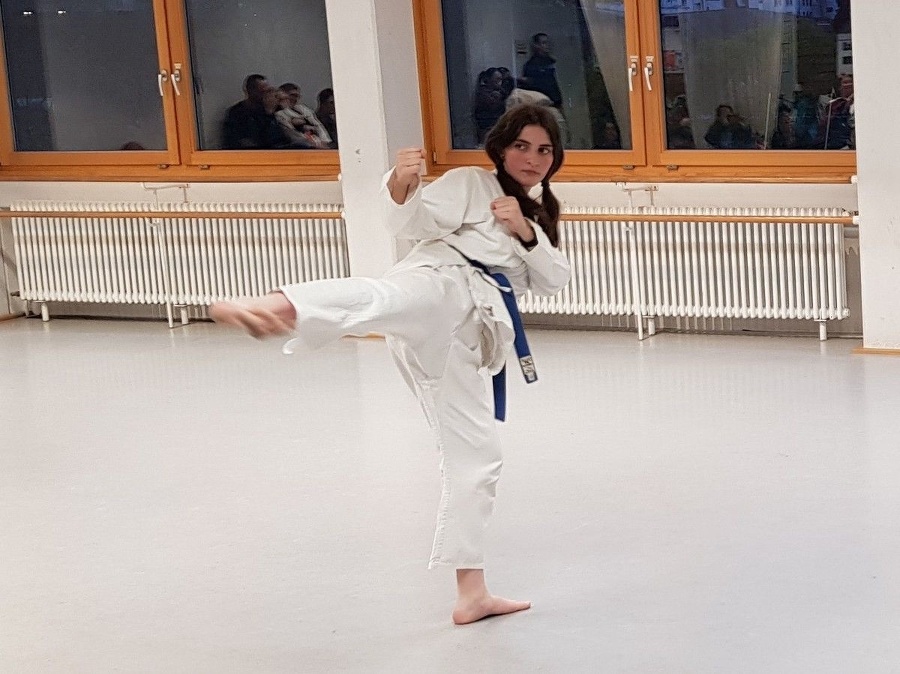 Trénuje karate: Krásna učiteľka