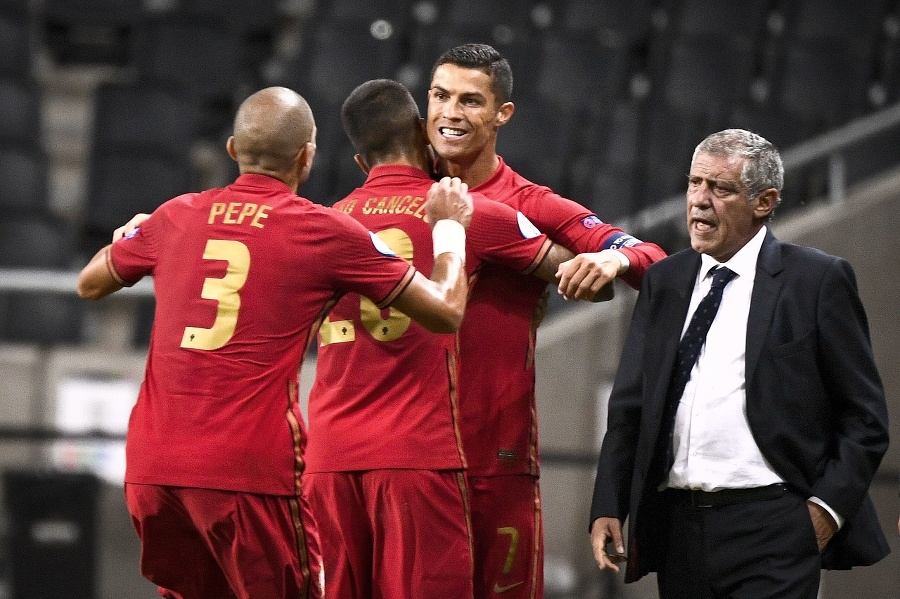 Cristiano Ronaldo (druhý vpravo)