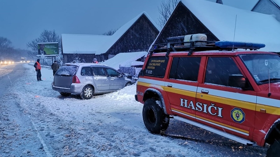 Hasiči aj policajti majú plné ruky práce. 