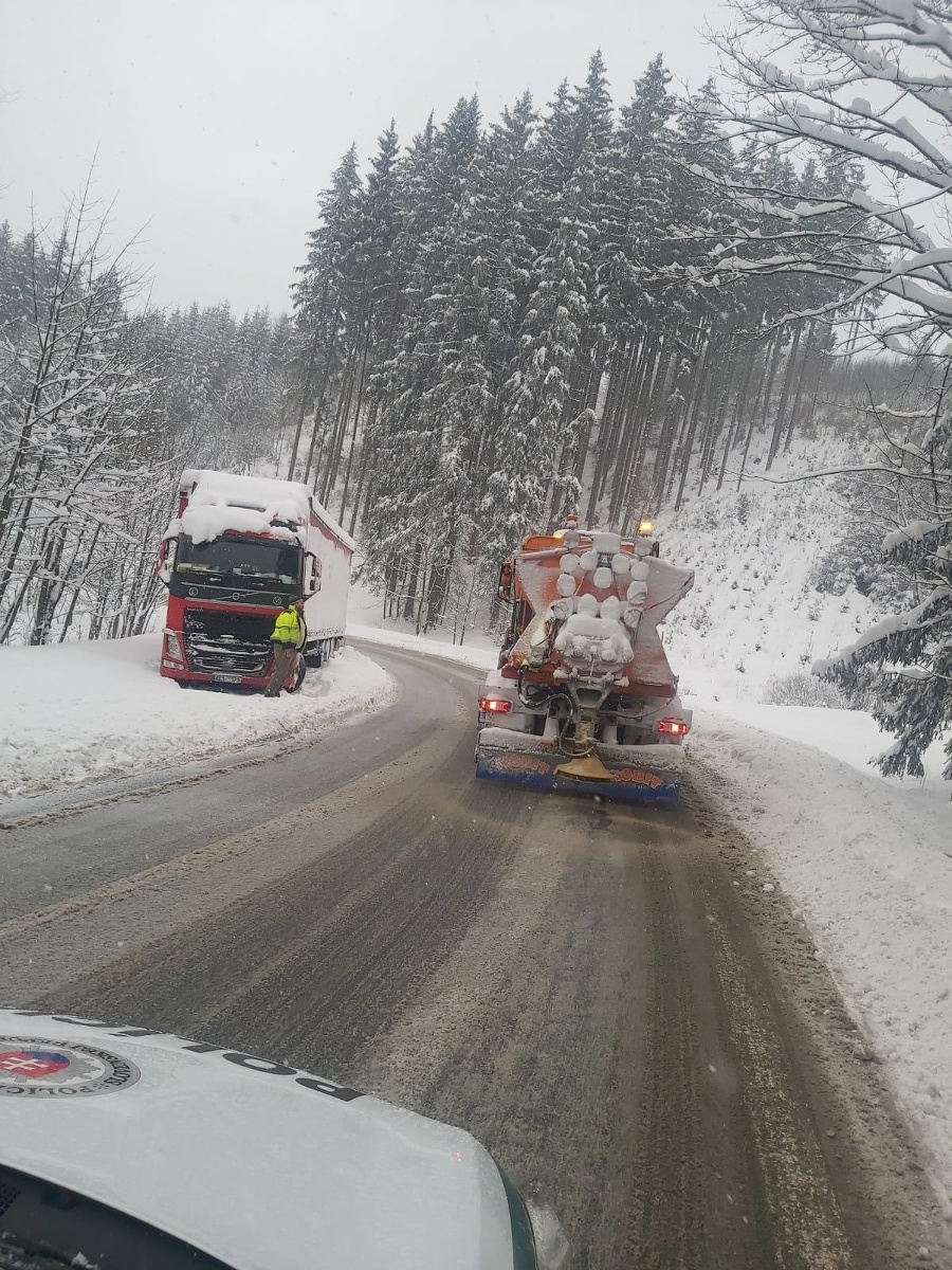 Sneh komplikuje dopravu v Žilinskom kraji.