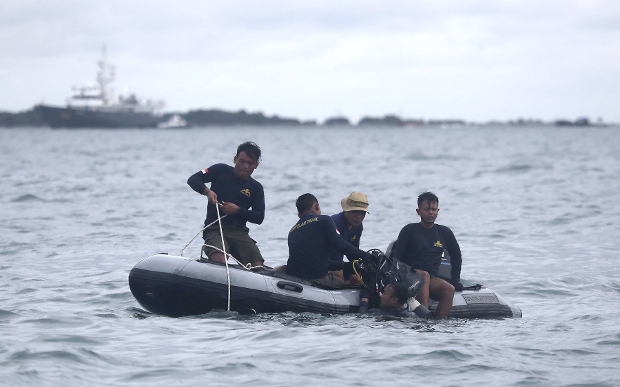 Indonézski námorní potápači pokračujú