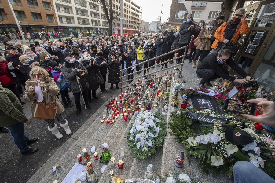 Pred policajným prezídiom v Bratislave sa zišli desiatky ľudí.