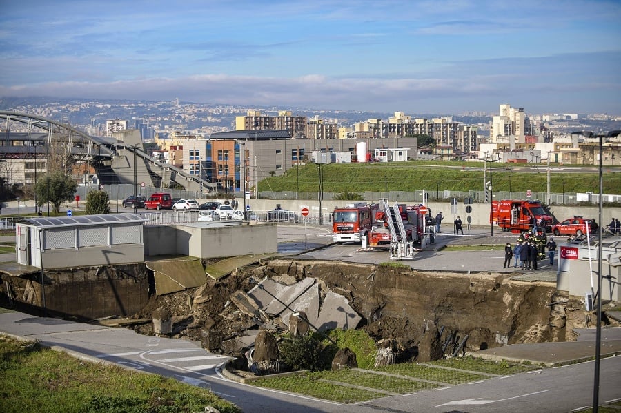 Pred nemocnicou sa prepadlo