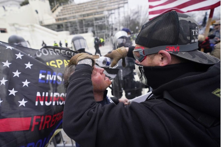 Policajti proti protestujúcim použili