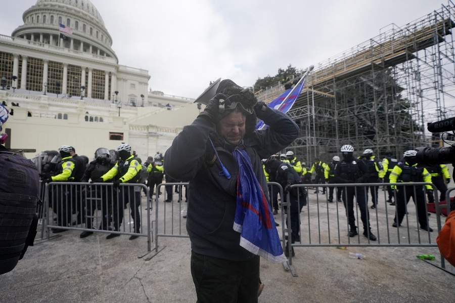 Policajti proti protestujúcim použili