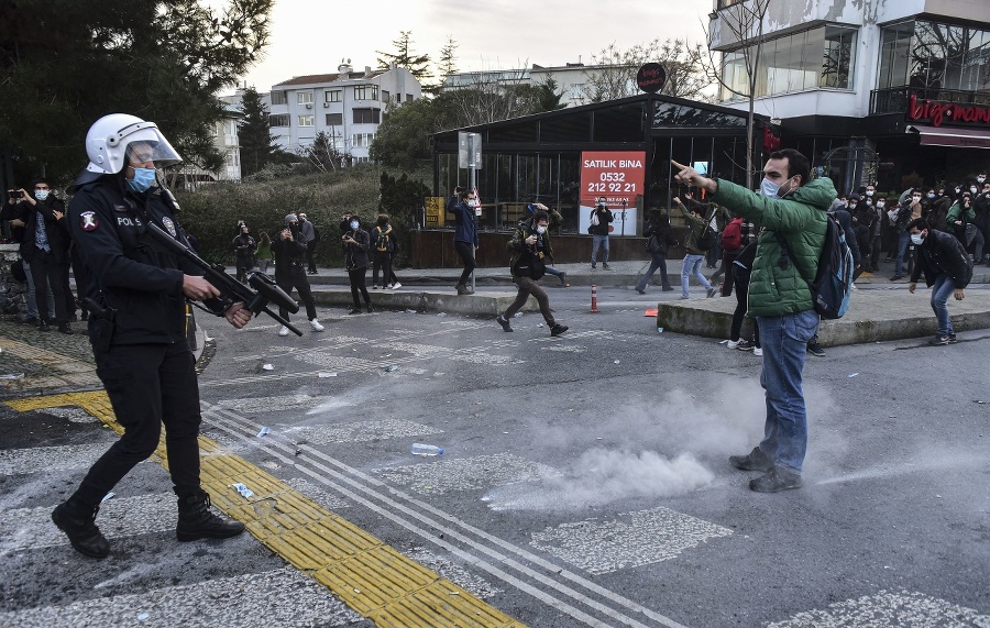 Študenti už od pondelka protestujú proti rozhodnutiu prezidenta republiky.