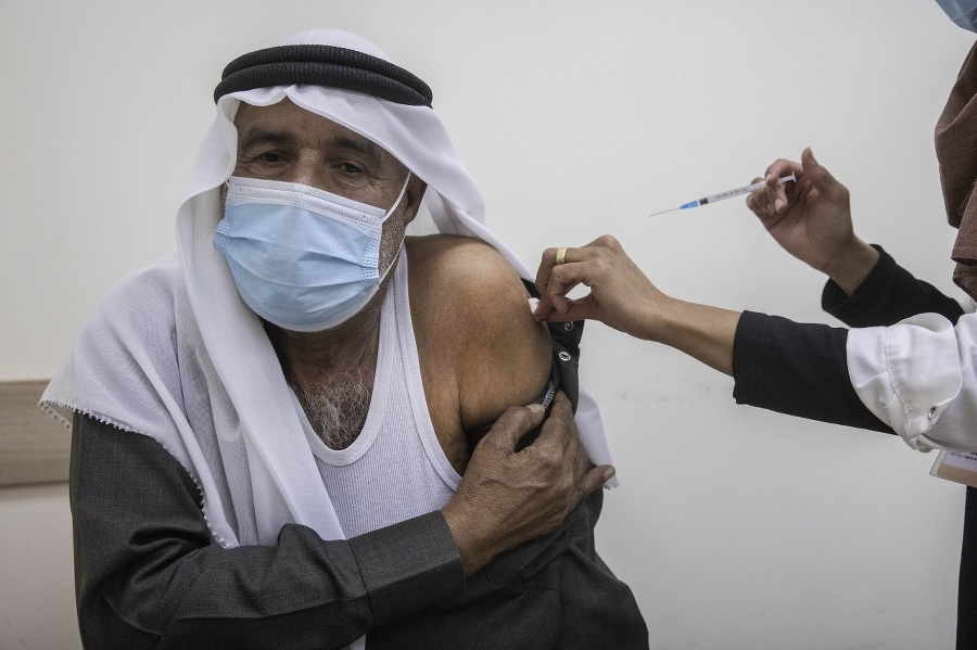 Beduín počas očkovania vakcínou