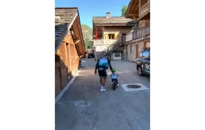 Peter učí svojho syna Marlona bicyklovať.